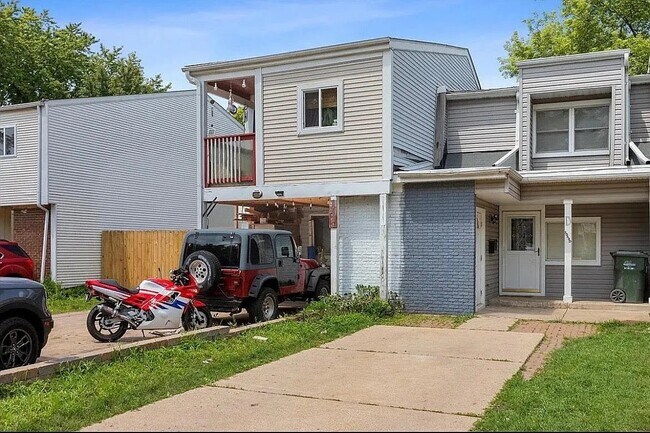 2049 Berkshire Cir in Carpentersville, IL - Building Photo - Building Photo