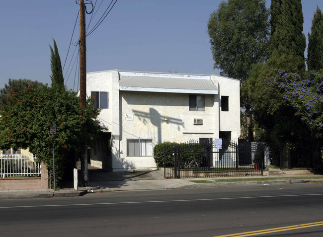 6631 Hazeltine Ave in Van Nuys, CA - Foto de edificio - Building Photo