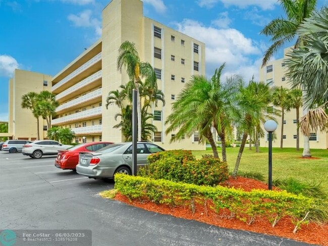 121 SE 3rd Ave in Dania Beach, FL - Foto de edificio - Building Photo