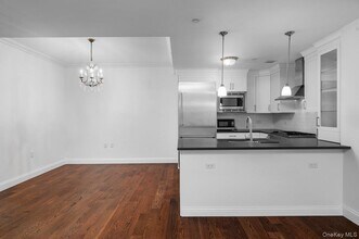 10 Byron Pl in Larchmont, NY - Building Photo - Building Photo