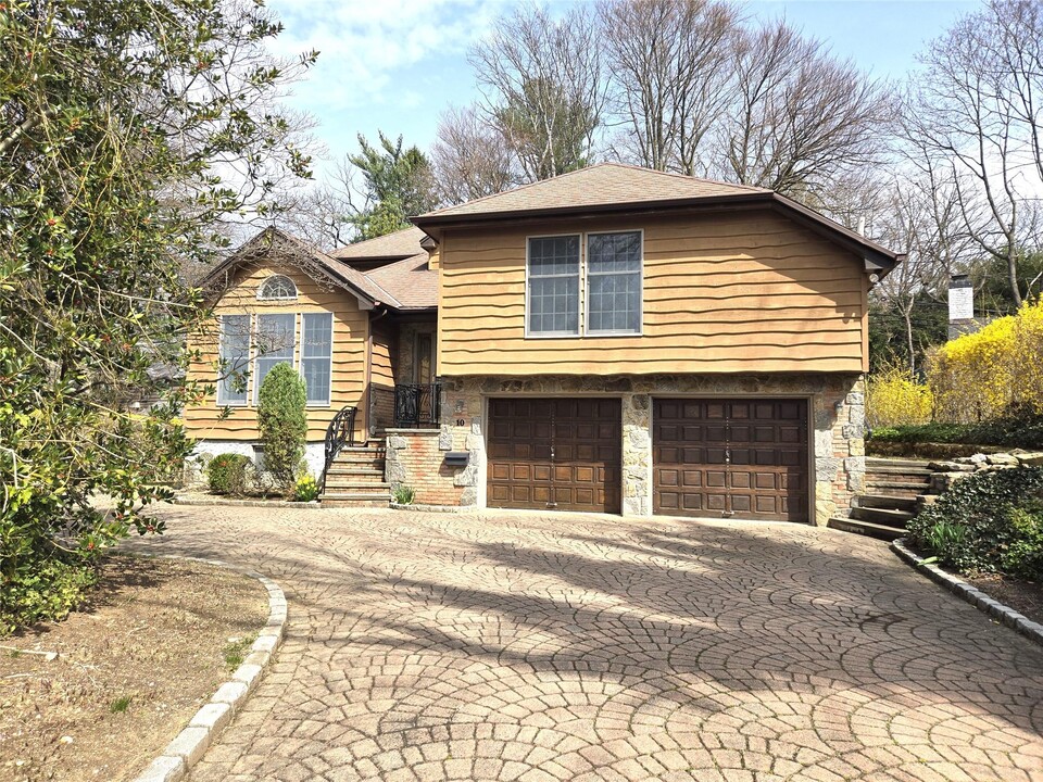 10 Hampton Rd in Port Washington, NY - Building Photo