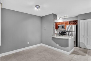 2880 N Oakland Forest Dr in Oakland Park, FL - Building Photo