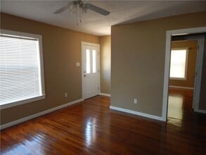 330 E Cedar St in Bertram, TX - Foto de edificio - Building Photo