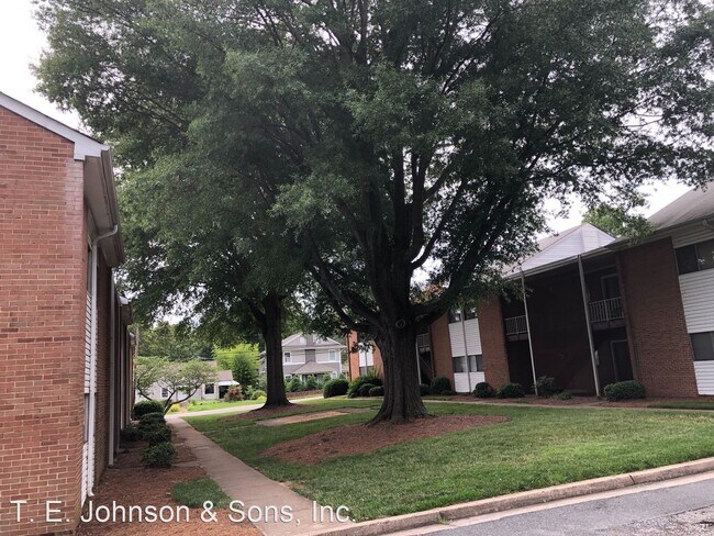 2001 S Main St in Winston-Salem, NC - Foto de edificio - Building Photo