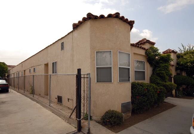 736 S La Verne Ave in Los Angeles, CA - Foto de edificio - Building Photo