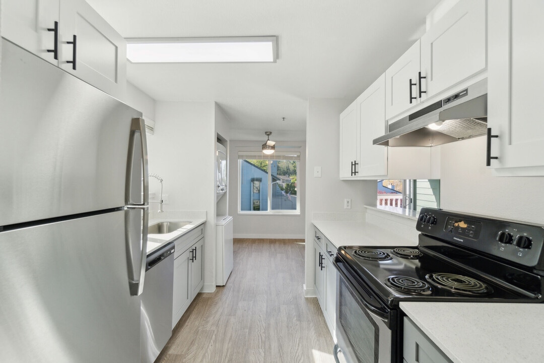 Spinnaker Apartments in Des Moines, WA - Building Photo