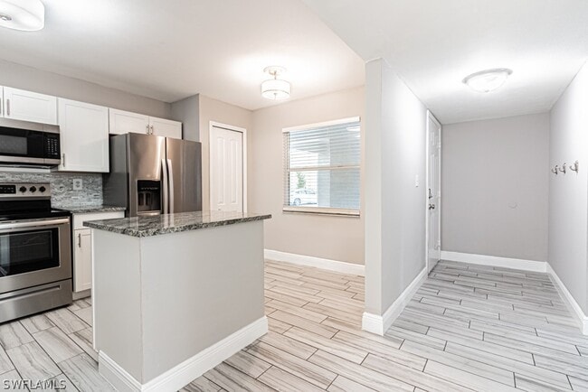 1392 Churchill Cir in Naples, FL - Foto de edificio - Building Photo