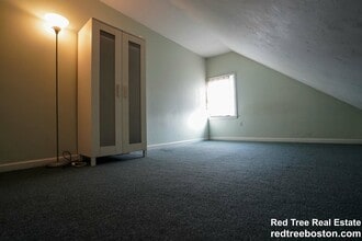 24 Oak Square Ave, Unit 2 in Boston, MA - Foto de edificio - Building Photo