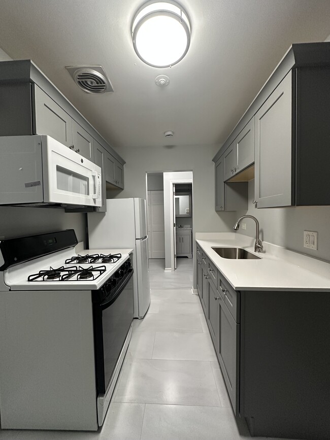 Court of Birch and Spruce Apartments in Vernon Hills, IL - Building Photo - Building Photo