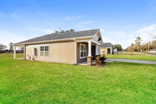 1219 Lakeshore Dr in Camden, SC - Foto de edificio - Building Photo