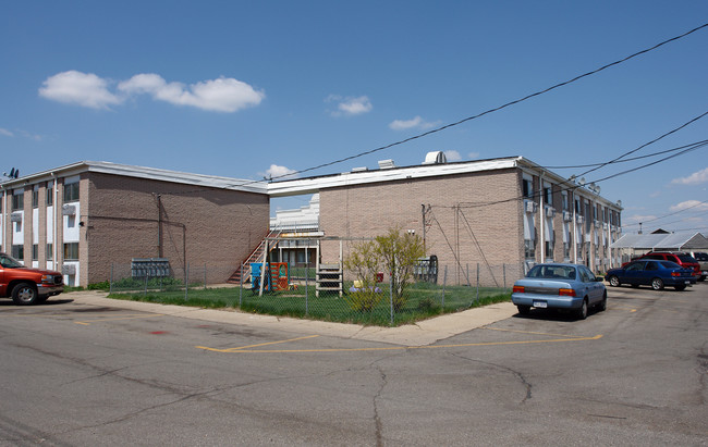 Arrowhead Mall Apartments in Waterford, MI - Building Photo - Building Photo