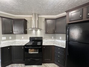 300 Caseybrook Ct in Browns Summit, NC - Foto de edificio - Building Photo