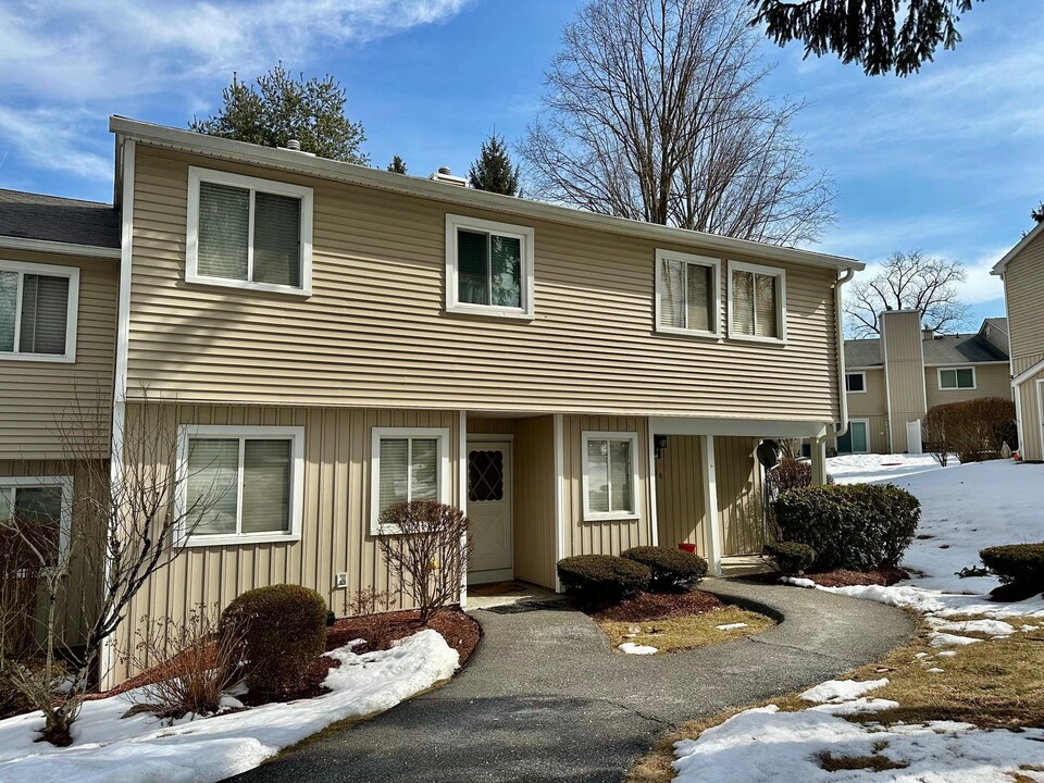 603 High Meadow Ln in Yorktown Heights, NY - Building Photo