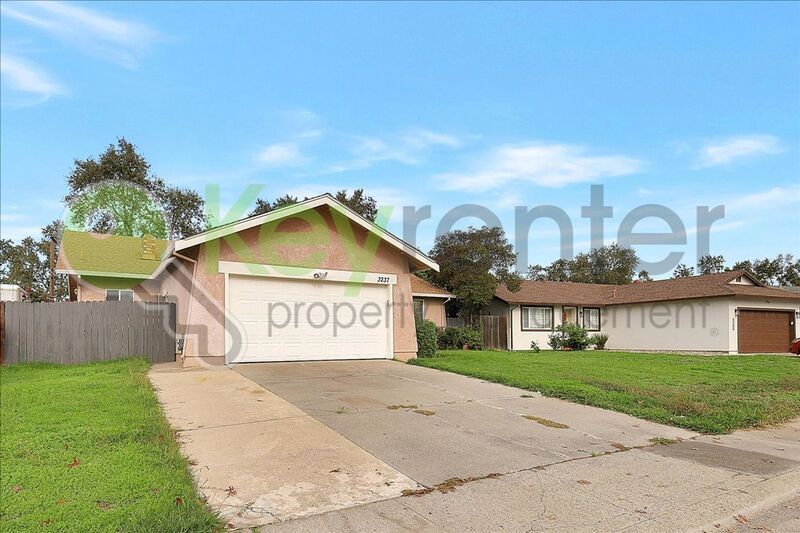 3237 Irvindale Way in Antelope, CA - Building Photo