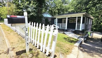 2015 Detroit Ave NW in Atlanta, GA - Building Photo