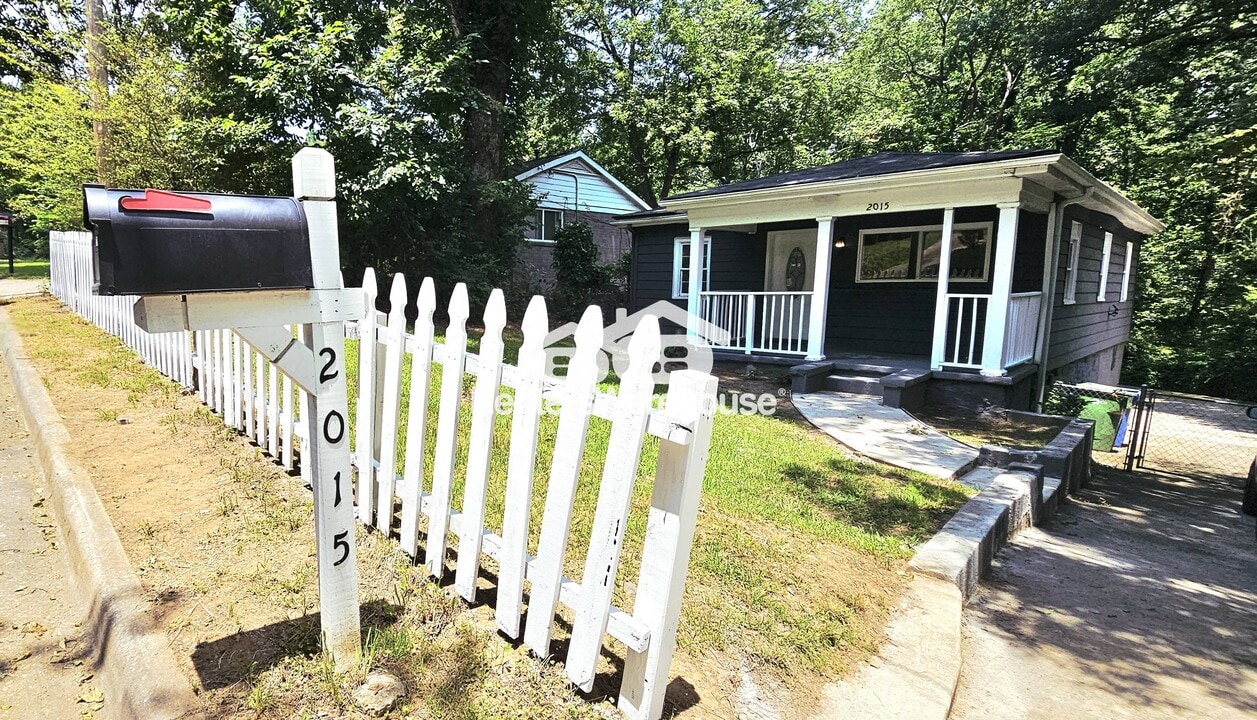 2015 Detroit Ave NW in Atlanta, GA - Building Photo