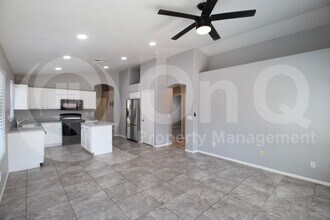14867 W Acapulco Ln in Surprise, AZ - Foto de edificio - Building Photo