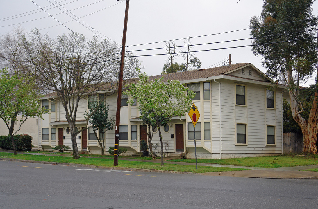 2401 Castro Way in Sacramento, CA - Foto de edificio