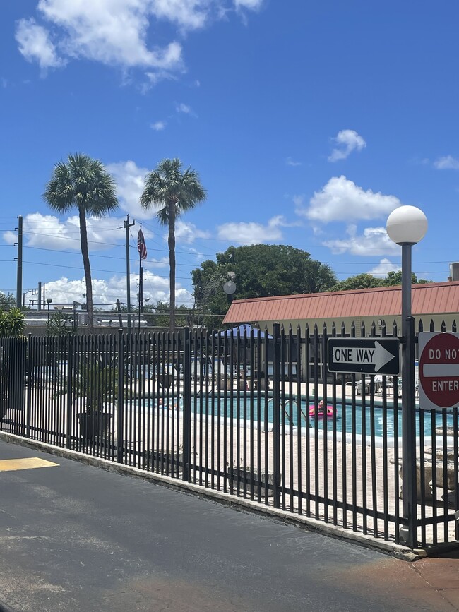 805 E Oakland Park Blvd in Oakland Park, FL - Building Photo - Building Photo