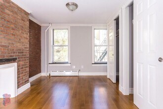 118 E 7th St in New York, NY - Building Photo - Building Photo