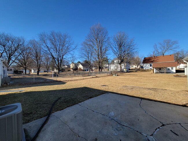 1015 W 4th St in Cedar Falls, IA - Foto de edificio - Building Photo