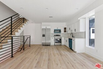 2111 Holly Dr in Los Angeles, CA - Building Photo - Building Photo