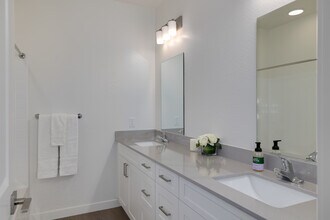 Canyon Townhomes in Phoenix, AZ - Building Photo - Interior Photo