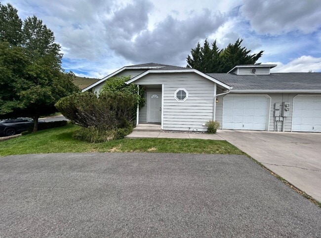 property at 5550 Glenridge Wy