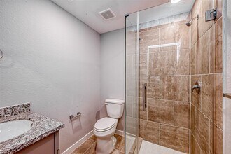 8125 Eastover St in Houston, TX - Foto de edificio - Building Photo