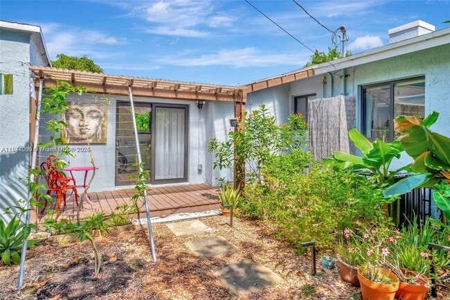 1030 NW 43rd St in Miami, FL - Building Photo - Building Photo