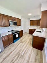 1298 SW 8th St in Boca Raton, FL - Foto de edificio - Building Photo