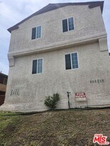 8261 Crenshaw Dr in Inglewood, CA - Building Photo