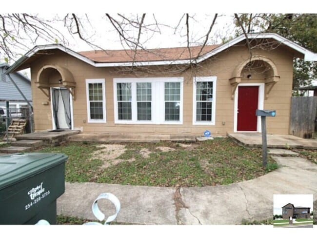 property at 207 S 6th St