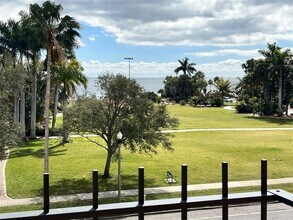 1120 N Shore Dr NE, Unit 301 in St. Petersburg, FL - Building Photo - Building Photo