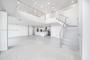 555 NE 34th St in Miami, FL - Building Photo