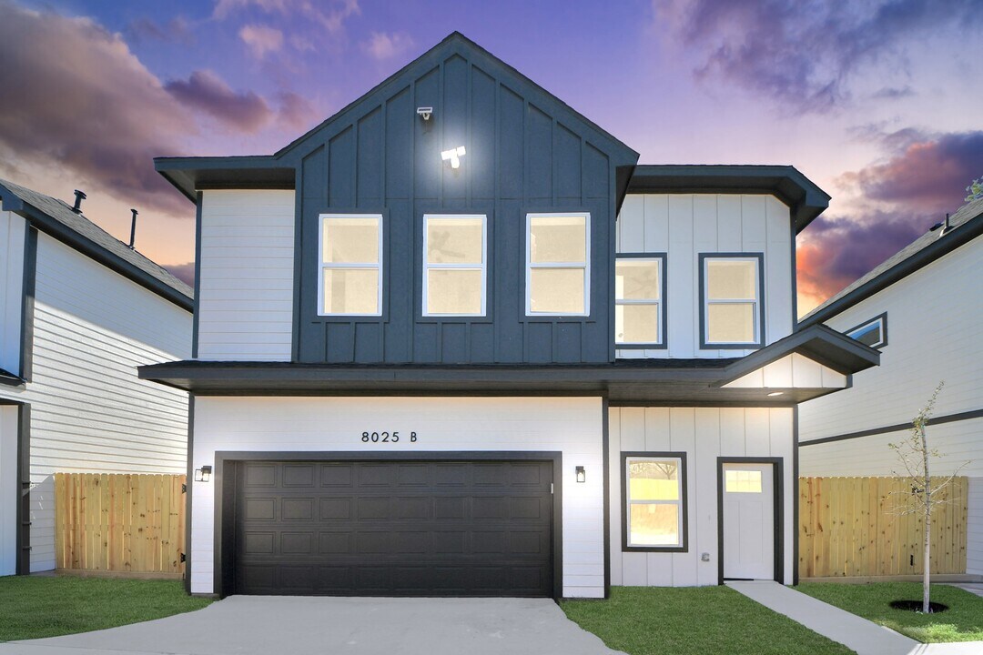 8025 Peachtree St in Houston, TX - Building Photo