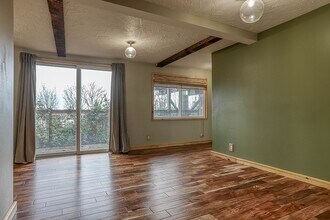 8790 NW Springville Ct in Portland, OR - Building Photo - Building Photo