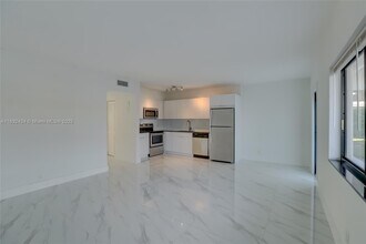 2140 NE 56th St in Fort Lauderdale, FL - Foto de edificio - Building Photo