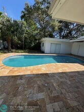 2555 NE 202nd St in Miami, FL - Foto de edificio - Building Photo
