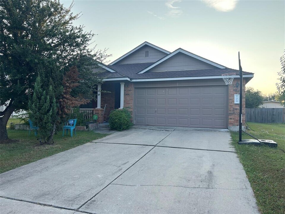 108 Easy St in Hutto, TX - Building Photo