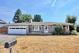 3806 SE Drake St in Milwaukie, OR - Building Photo