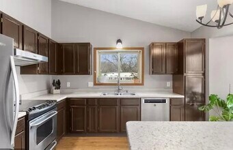 912 W 66th St in Minneapolis, MN - Foto de edificio - Building Photo