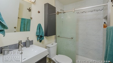 939 Laurel St in San Carlos, CA - Building Photo - Building Photo