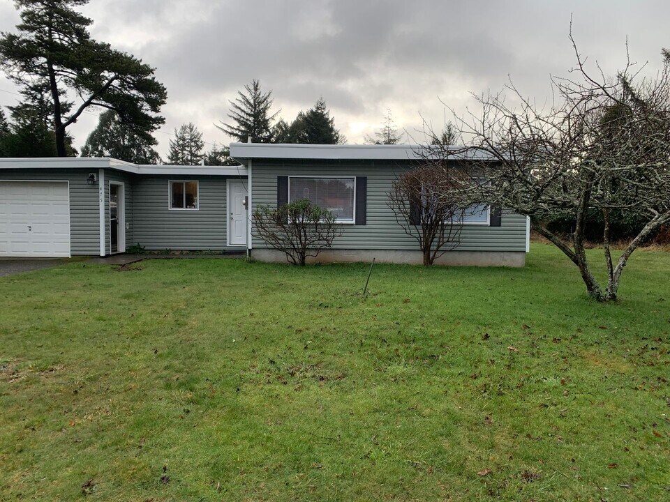 475 Lexington Ave SE in Bandon, OR - Building Photo