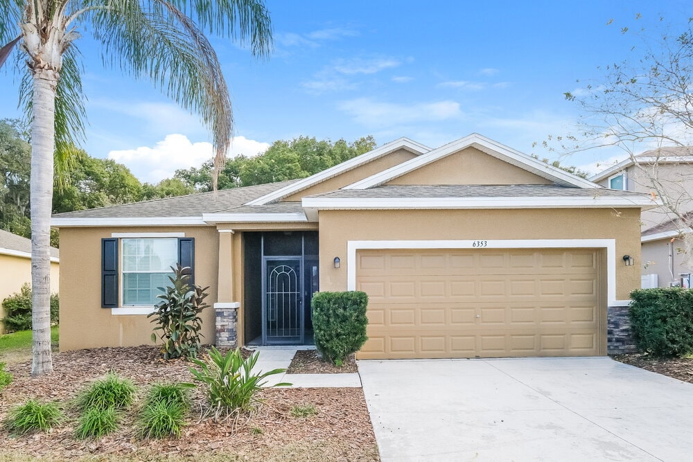 6353 Twin Bridges Dr in Zephyrhills, FL - Building Photo