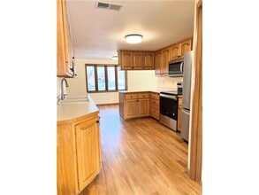 1670 Stillwater St in White Bear Township, MN - Foto de edificio - Building Photo