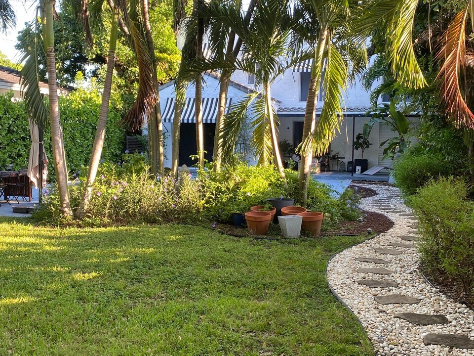 4323 SW 10th St in Miami, FL - Building Photo