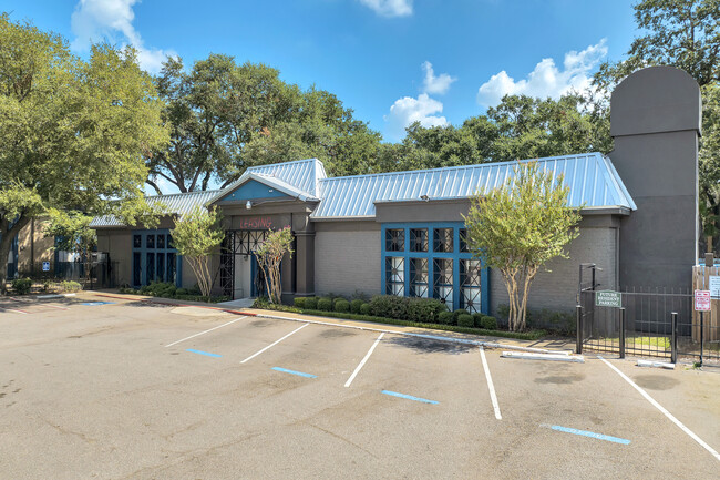 3737 Hillcroft in Houston, TX - Foto de edificio - Building Photo