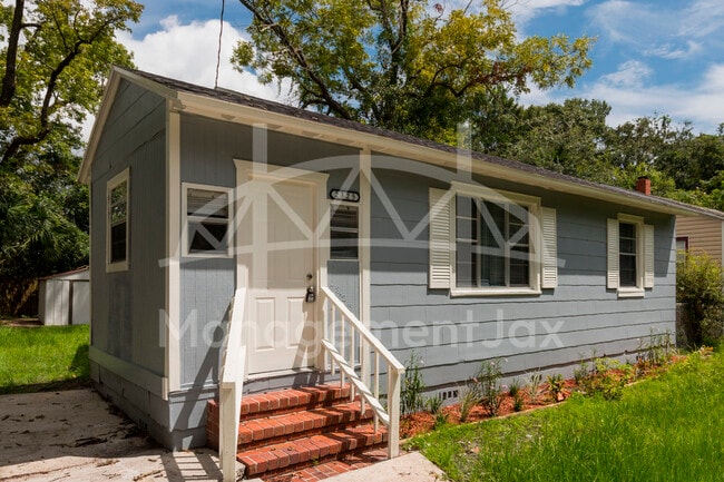 property at 2325 Westbrook Cir N