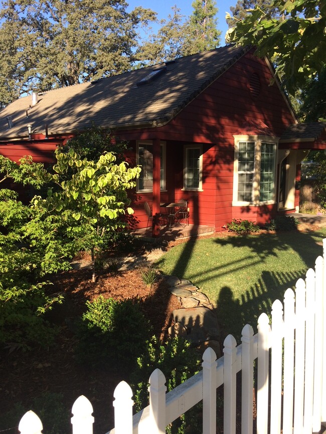 170 Finley St in Auburn, CA - Foto de edificio - Building Photo